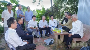 Lãnh đạo, hội viên Hội Khoa học Lịch sử tỉnh Đồng Tháp và các nhà nghiên cứu khảo sát thực địa tại di tích thành cổ Bảo Tiền ở huyện Lai Vung. (Ảnh: HỮU NGHỊ)