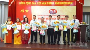 Ban chấp hành Đảng bộ cơ sở Hiệp hội Doanh nghiệp tỉnh Đồng Tháp, nhiệm kỳ 2025-2030 ra mắt đại hội. (Ảnh: HỮU NGHĨA)