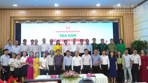 Các đại biểu chụp ảnh lưu niệm. (Ảnh: HỮU NGHĨA)