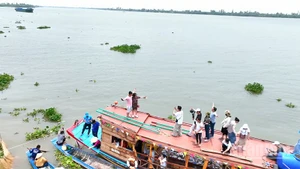 Các bệnh nhân điều trị tại Nha khoa Phương Thành tham quan du lịch từ mô hình du lịch nha khoa.