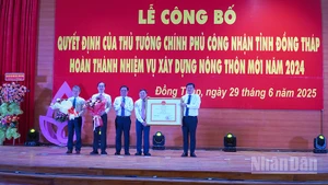 Lãnh đạo tỉnh Đồng Tháp đón nhận Bằng công nhận của Thủ tướng Chính phủ công nhận tỉnh Đồng Tháp hoàn thành nhiệm vụ xây dựng nông thôn mới năm 2024.