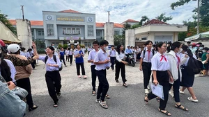 Thí sinh kết thúc môn thi ngữ văn tại một điểm thi ở thành phố Cao Lãnh. (Ảnh: HỮU NGHĨA)