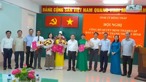 Lãnh đạo tỉnh Đồng Tháp trao quyết định cho các đồng chí lãnh đạo Báo và Đài Phát thanh Truyền hình Đồng Tháp. (Ảnh: HỮU NGHĨA)