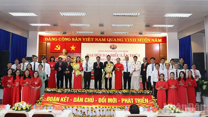 Ban chấp hành Đảng bộ phường Tân Bình nhiệm kỳ 2025 - 2030 ra mắt đại hội (ảnh Linh Bảo).
