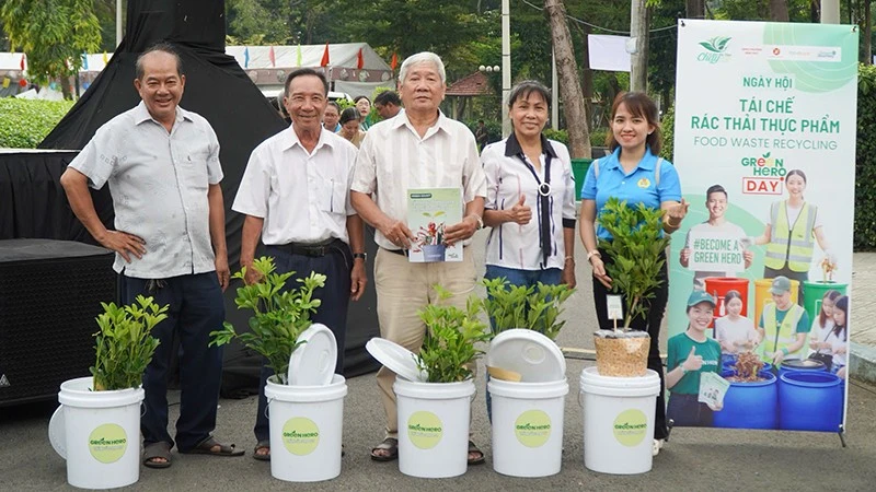 Nhiều người dân tham gia ngày hội tái chế rác thải thực phẩm tại Lễ hội Ẩm thực chay 2025. (Ảnh: BAN TỔ CHỨC)