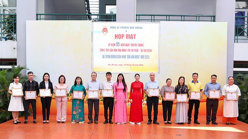 Đảng ủy phường Đức Nhuận tuyên dương điển hình Dân vận khéo năm 2025. (Ảnh: Phạm Hương)