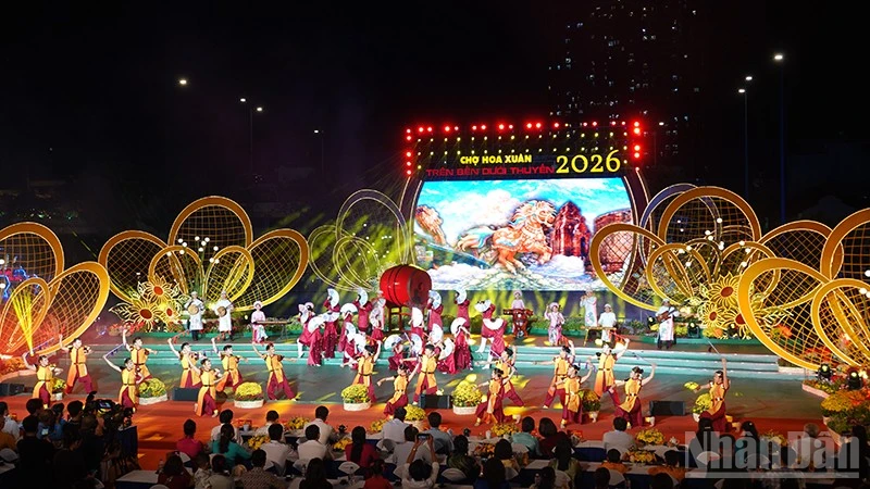 Tiết mục mở đầu chương trình khai mạc chợ hoa xuân "Trên bến dưới thuyền". (Ảnh: LINH BẢO)