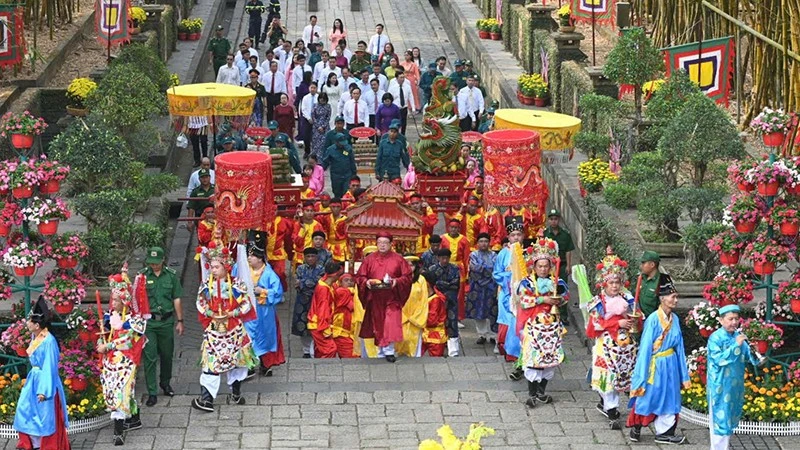 Đoàn thực hiện nghi thức dâng cúng bánh tét Quốc tổ Hùng Vương. (Ảnh: Quốc Thanh)