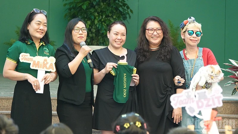 Chiếc áo của Mika được bán đấu giá với giá 10 triệu đồng. (Ảnh: LINH BẢO)