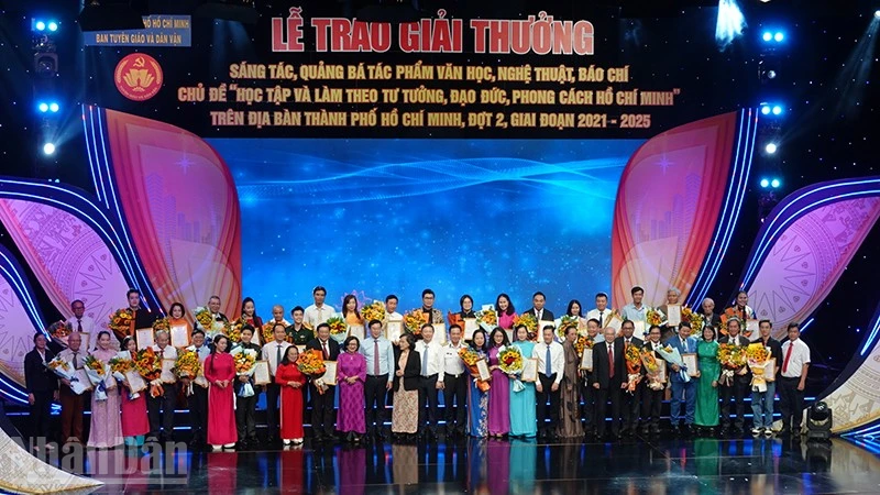 Đại biểu chụp ảnh lưu niệm với các tác giả, tập thể đạt giải ở khối chuyên nghiệp. (Ảnh: LINH BẢO)