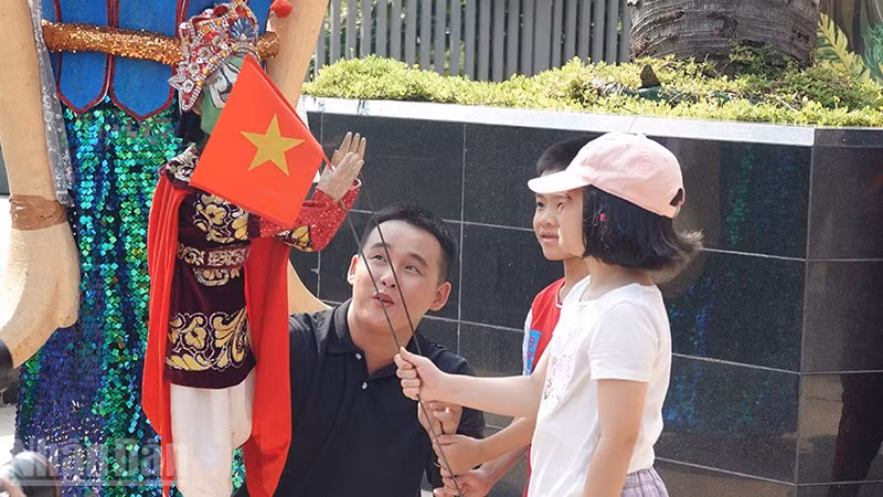 Các em nhỏ thích thú khi được làm quen với các nhân vật rối. (Ảnh: Linh Bảo).