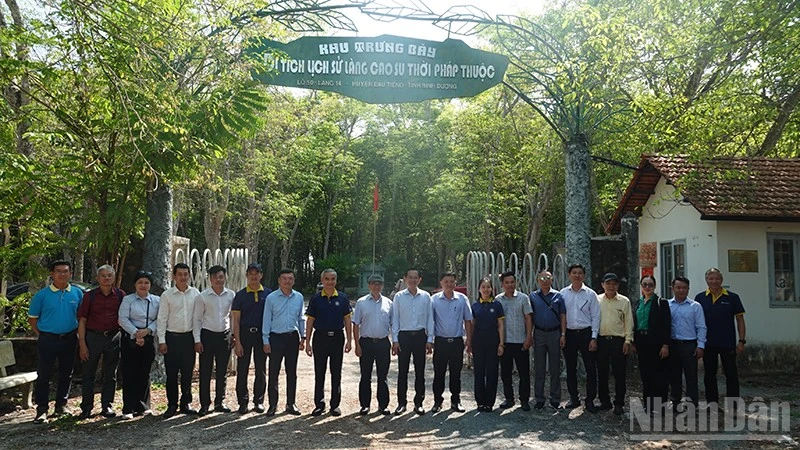 Đoàn khảo sát chụp ảnh lưu niệm tại Khu trưng bày Di tích lịch sử Làng cao-su thời Pháp thuộc. (Ảnh: Linh Bảo)