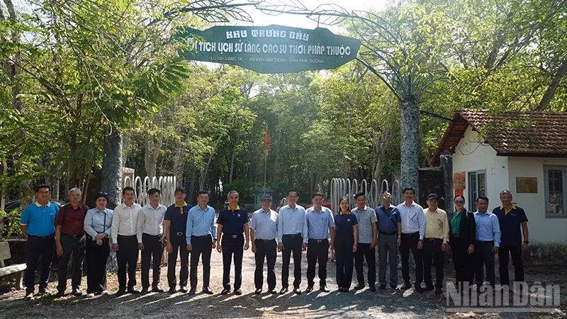 Đoàn khảo sát chụp ảnh lưu niệm tại Khu trưng bày Di tích lịch sử Làng cao-su thời Pháp thuộc. (Ảnh: Linh Bảo)