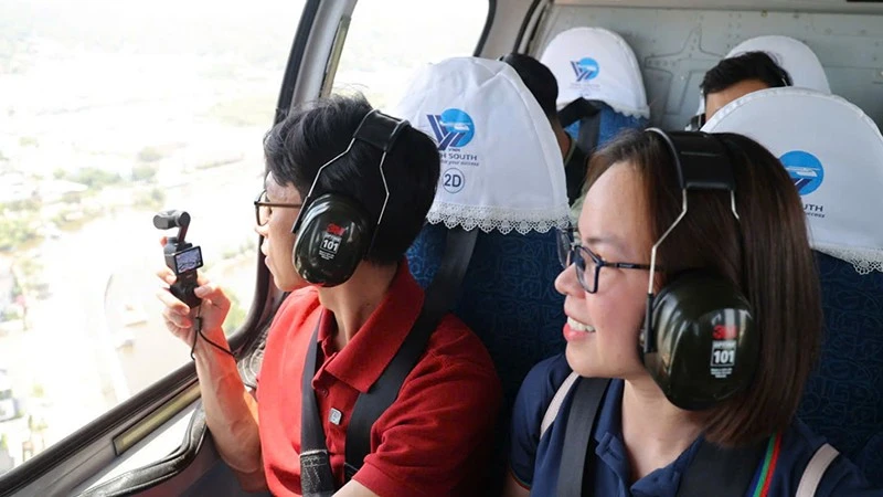 Ngắm Thành phố Hồ Chí Minh bằng trực thăng mang đến nhiều thú vị cho du khách. (Ảnh: LINH LÊ)