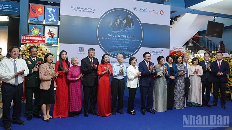 Các đại biểu chụp ảnh lưu niệm tại buổi lễ khai mạc. (Ảnh: Linh Bảo)