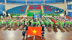 Nghi thức chào cờ khai mạc giải.