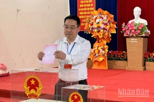 Đồng chí Nguyễn Tuấn Anh, Chủ tịch Ủy ban nhân dân tỉnh Lào Cai bỏ phiếu bầu cử tại khu vực bầu cử số 6, xã Yên Bình. (Ảnh: THANH SƠN)