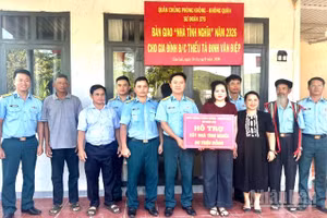 Đại tá Nguyễn Hải Hà, Chính ủy Trung đoàn Ra đa 290 đại diện Sư đoàn 375 trao nhà tình nghĩa cho gia đình Thiếu tá Đinh Văn Điệp.
