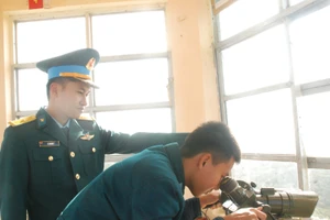 Trên đỉnh núi, giữa gió biển và sương đêm, những người lính lặng thầm dõi theo từng tín hiệu trên màn hình ra-đa, ngày đêm canh giữ vùng trời Tổ quốc.