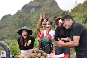 Chị Vừ Thị Xia (bìa phải), Vừ Thị Chứ (bìa trái) livestream bán khoai sâm và nông sản của Sìn Hồ.