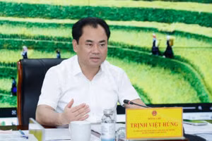 Bộ trưởng Nông nghiệp và Môi trường Trịnh Việt Hùng chủ trì cuộc họp nghe báo cáo tiến độ xây dựng ba dự án luật. (Ảnh: KHƯƠNG TRUNG)