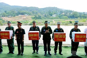 Đồng chí Dương Quốc Huy, Ủy viên Trung ương Đảng, Bí thư Tỉnh ủy Lào Cai trao quà cho các đơn vị tham gia diễn tập. (Ảnh: THANH SƠN)