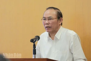 Thứ trưởng Nông nghiệp và Môi trường Phùng Đức Tiến chỉ chỉ đạo tại buổi họp báo.