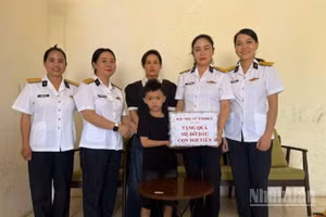 Hội Phụ nữ Trung tâm Bảo đảm kỹ thuật Vùng 3 Hải quân tổ chức thăm hỏi, tặng quà hội viên khó khăn và triển khai mô hình “Mẹ đỡ đầu”.