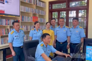 Đồng chí Đại tá Nguyễn Hữu Toàn-Phó Chủ nhiệm Chính trị Quân chủng Phòng không-không quân tham quan Thư viện điện tử Trung đoàn 282.
