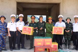 Đoàn công tác Bộ Tư lệnh Vùng 3 Hải quân trao tặng quà cấp ủy, chính quyền và lực lượng vũ trang địa phương.