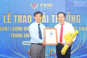 Phó Giáo sư, Tiến sĩ, bác sĩ Nguyễn Huy Thắng (trái), Phó Chủ tịch Hội Đột quỵ Việt Nam, thành viên chuyên gia Ban Chỉ đạo toàn cầu của Chương trình Angels trao Giấy chứng nhận cho bác sĩ Phạm Thanh Vũ, Chủ tịch Hội đồng Quản trị Bệnh viện đa khoa Thanh Vũ Medic Bạc Liêu (tỉnh Cà Mau). (Ảnh: TRỌNG DUY)