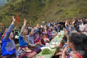 Sau lễ cúng, người dân cùng giơ tay thề cùng nhau giữ rừng. (Ảnh: THANH SƠN)