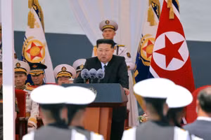 Nhà lãnh đạo Triều Tiên Kim Jong Un phát biểu tại lễ bàn giao tàu khu trục Choe Hyon ở thành phố cảng Nampho, Triều Tiên, ngày 23/6/2026. (Ảnh: YONHAP/TTXVN)