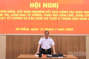 Chuẩn Đô đốc Nguyễn Đăng Tiến, Bí thư Đảng ủy, Chính ủy Vùng phát biểu tại hội nghị.
