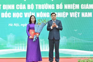 Thứ trưởng Nông nghiệp và Môi trường Nguyễn Quốc Trị trao quyết định tiếp tục giữ chức Giám đốc Học viện Nông nghiệp Việt Nam cho Giáo sư, Tiến sĩ Nguyễn Thị Lan.