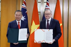 Tổng Bí thư, Chủ tịch nước Tô Lâm và Thủ tướng Australia Anthony Albanese trao Tuyên bố chung. (Ảnh: TTXVN)