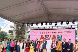 Đại sứ Việt Nam tại Bulgaria Nguyễn Thị Minh Nguyệt (thứ 4, trái sang) cùng các quan chức địa phương tại sự kiện. Ảnh: TTXVN 