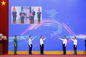 Các đại biểu thực hiện nghi thức bấm nút chính thức vận hành Hệ thống truy xuất nguồn gốc nông sản, đánh dấu việc đưa hệ thống vào hoạt động trên phạm vi toàn quốc.