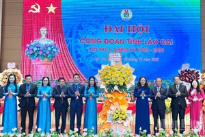 Lãnh đạo tỉnh Lào Cai tặng hoa chúc mừng Đại hội. (Ảnh: THANH SƠN)