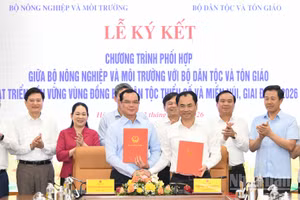 Bộ trưởng Bộ Nông nghiệp và Môi trường Trịnh Việt Hùng và Bộ trưởng Nguyễn Đình Khang ký kết chương trình hợp tác.