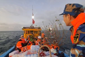 Con tàu 628, Lữ đoàn 161 (Vùng 3 Hải quân) chở Tết yêu thương đến với quân và dân trên hai đặc khu Cồn Cỏ (tỉnh Quảng Trị) và Lý Sơn (tỉnh Quảng Ngãi).