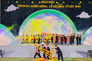 Tiết mục múa khèn H'Mông tại lễ hội. (Ảnh: THANH SƠN)