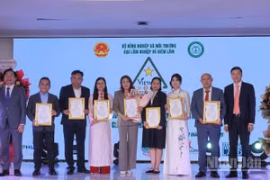 Cục Lâm nghiệp và Kiểm lâm trao Quyết định cấp quyền sử dụng nhãn hiệu chứng nhận “Gỗ Việt Nam/Vietnam Wood” đợt đầu tiên cho 7 doanh nghiệp tiêu biểu.