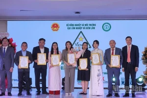 Cục Lâm nghiệp và Kiểm lâm trao Quyết định cấp quyền sử dụng nhãn hiệu chứng nhận “Gỗ Việt Nam/Vietnam Wood” đợt đầu tiên cho 7 doanh nghiệp tiêu biểu.