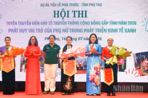 Ban Giám khảo trao giải cho các đội thi.