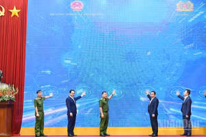 Thứ trưởng Thường trực Bộ Nông nghiệp và Các đại biểu bấm nút kích hoạt kết nối, đồng bộ dữ liệu. 