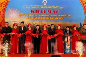 Lãnh đạo tỉnh Lào Cai cắt băng khai mạc Hội báo xuân 2026. (Ảnh: THANH SƠN)
