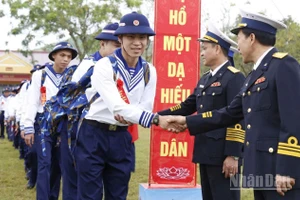 Cán bộ Vùng 3 Hải quân đón chiến sĩ mới về đơn vị.