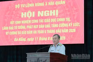 Chuẩn Đô đốc Nguyễn Đăng Tiến, Chính uỷ Vùng phát biểu tại hội nghị.