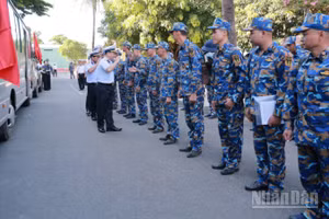 Thủ trưởng Bộ Tư lệnh Vùng 3 Hải quân động viên cán bộ, chiến sĩ lên đường thực hiện nhiệm vụ.